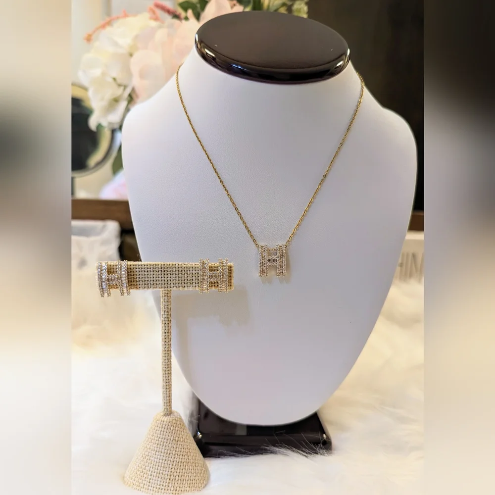 NWOT Gold & Diamond "H" Fashion Necklace - Picture 3 of 8